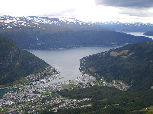 Stryn sentrum. Den beste utsikta får ein før ein kjem til toppen. 
