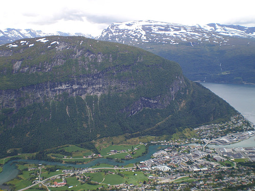 Stryneelva og Årheimsfjellet