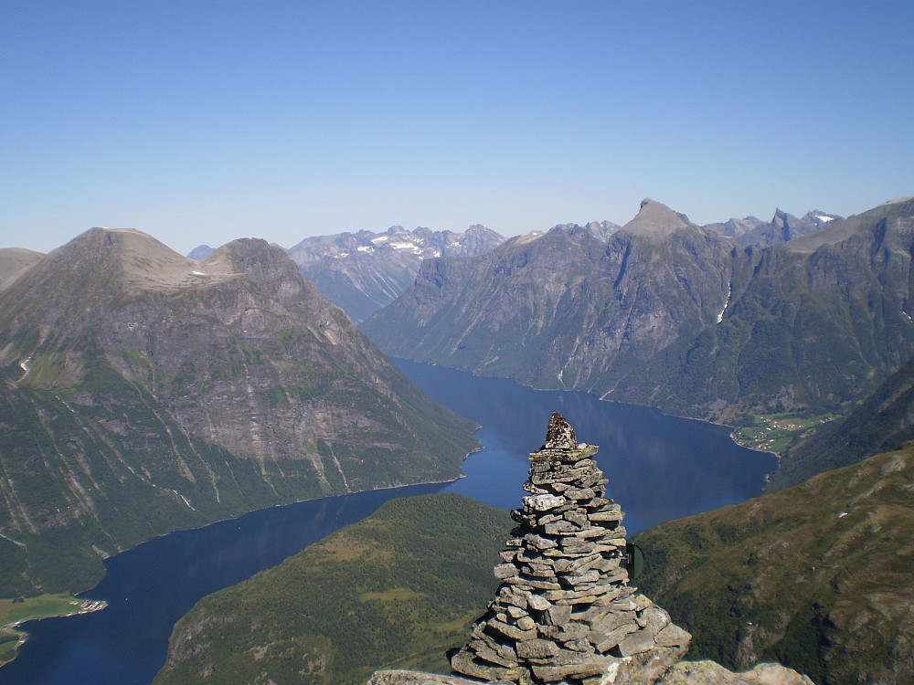 Flott utsikt mot toppane i Ørsta ved Storfjorden!