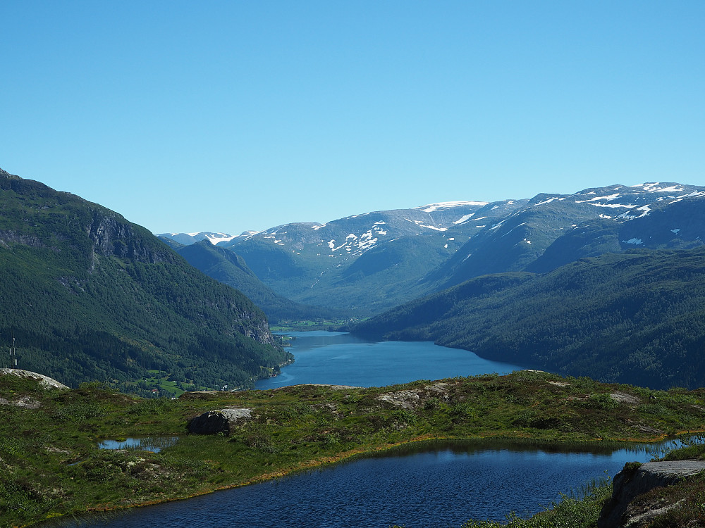 Haukedalsvatnet. Slepp skog når ein startar så høgt oppe, og utsikta kjem fort:)
