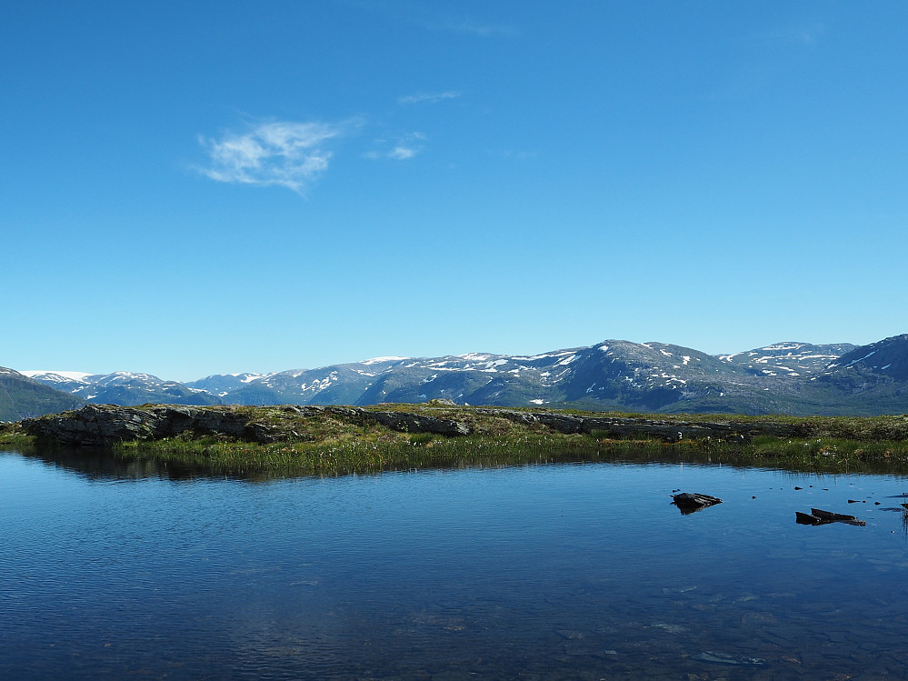 Mange fine fjellvatn like før toppen