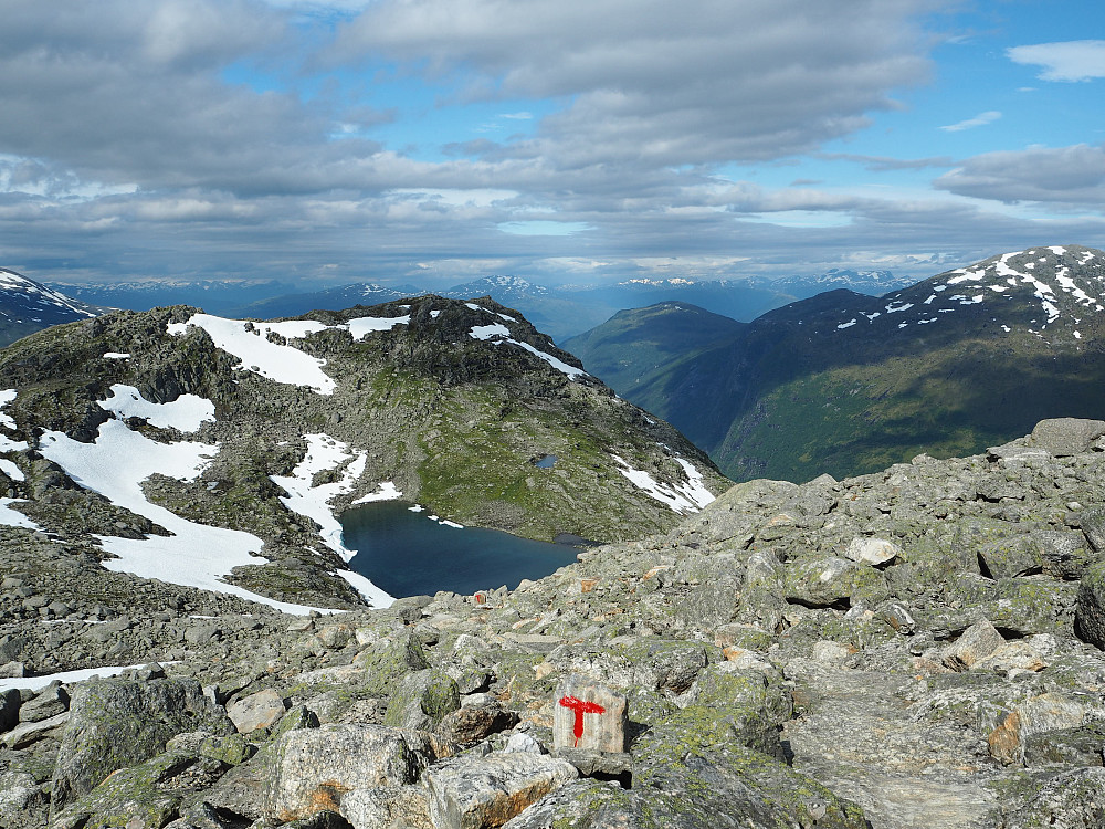 Vesleskåla og Skålavatnet