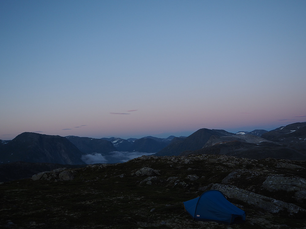 Køyrde til Valldal rett etter jobb fredagen. Telta like ved toppen av Mefjellet. Spesiell oppleving å overnatta der åleine, men for ei utsikt.