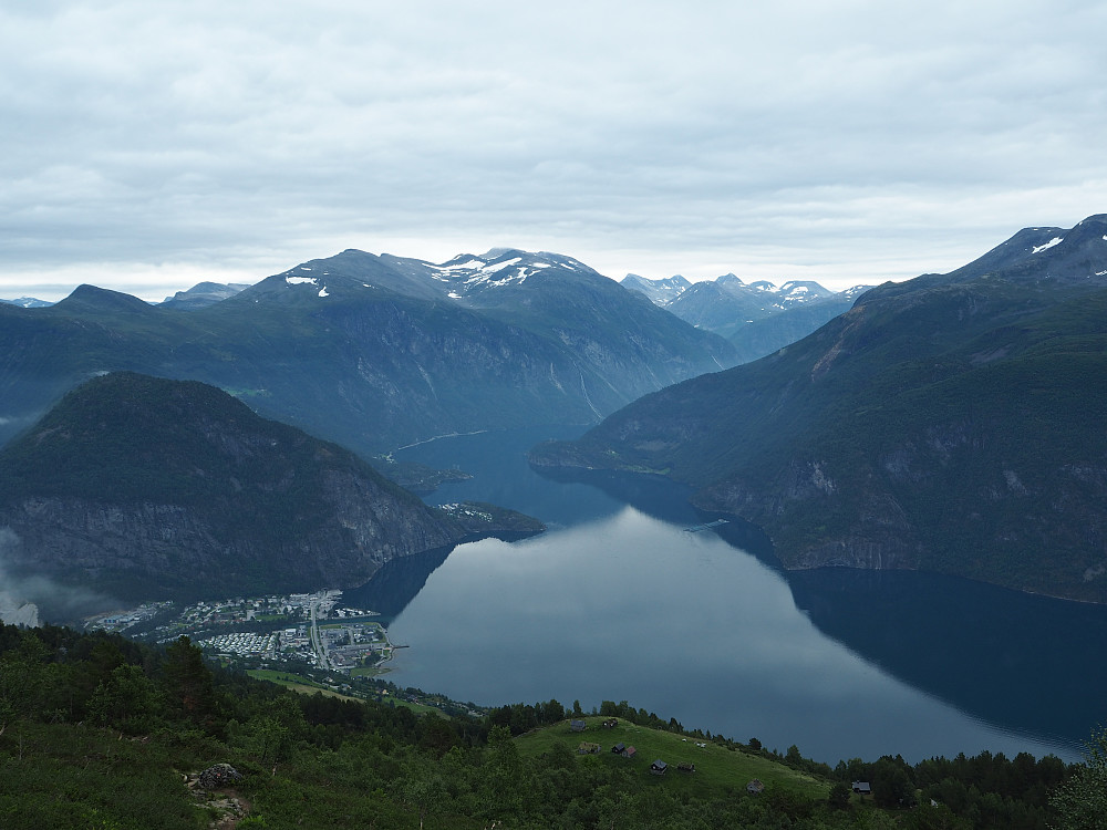 Valldal  og Klovsetsætra til høgre
