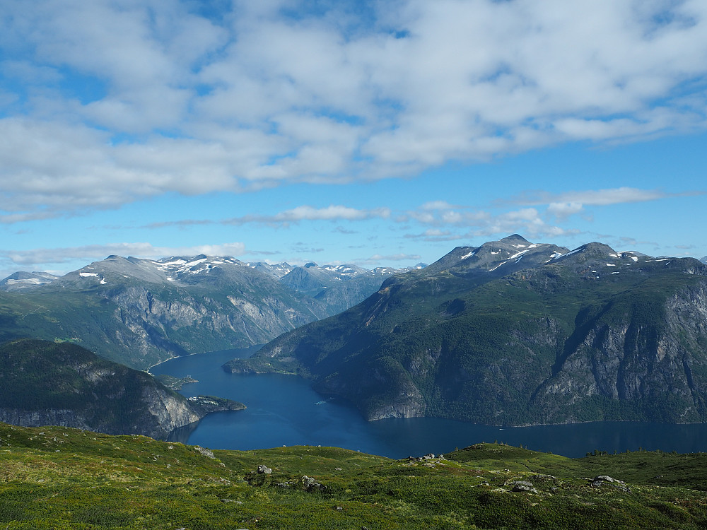 Soli kom då eg var nesten nede ved Vardevatnet att. Nydeleg utsikt innover Norddalsfjorden.