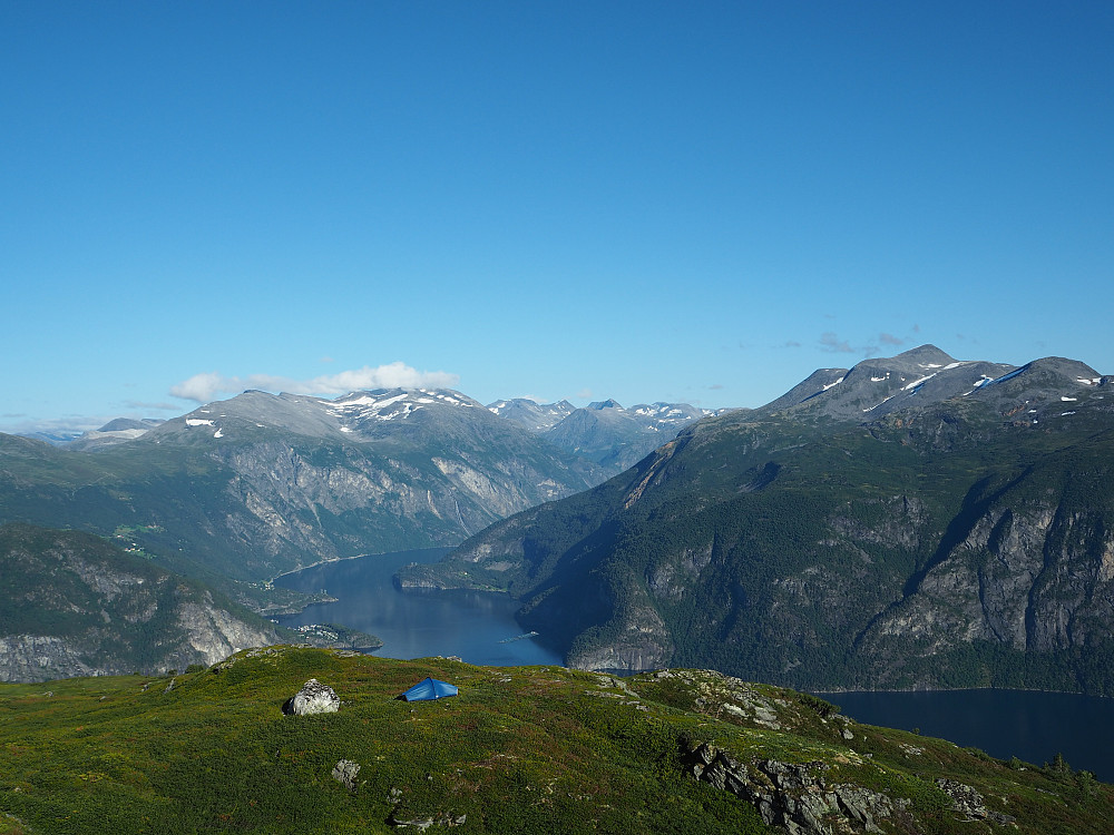 Fint å telta mellom Vardevatnet og Vardefjellet.