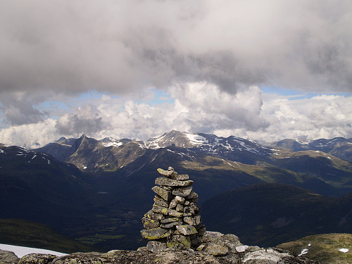 Gjekk først til Holevatnet og Karifjellet. Utsikt mot Hornindal.