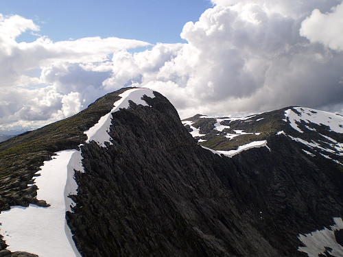 På veg opp til Kragefjellet. Ser tilbake mot Sølvberget og Karifjellet. 