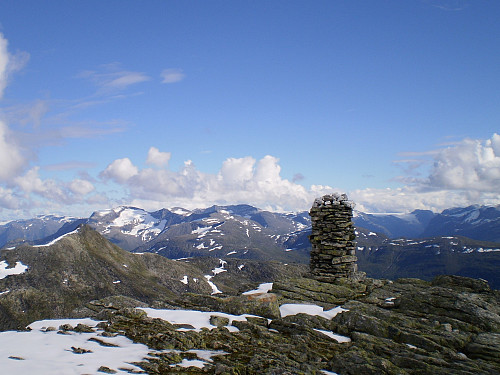 Toppen av Kragefjellet. Kyrkjenibba bak til venstre. 