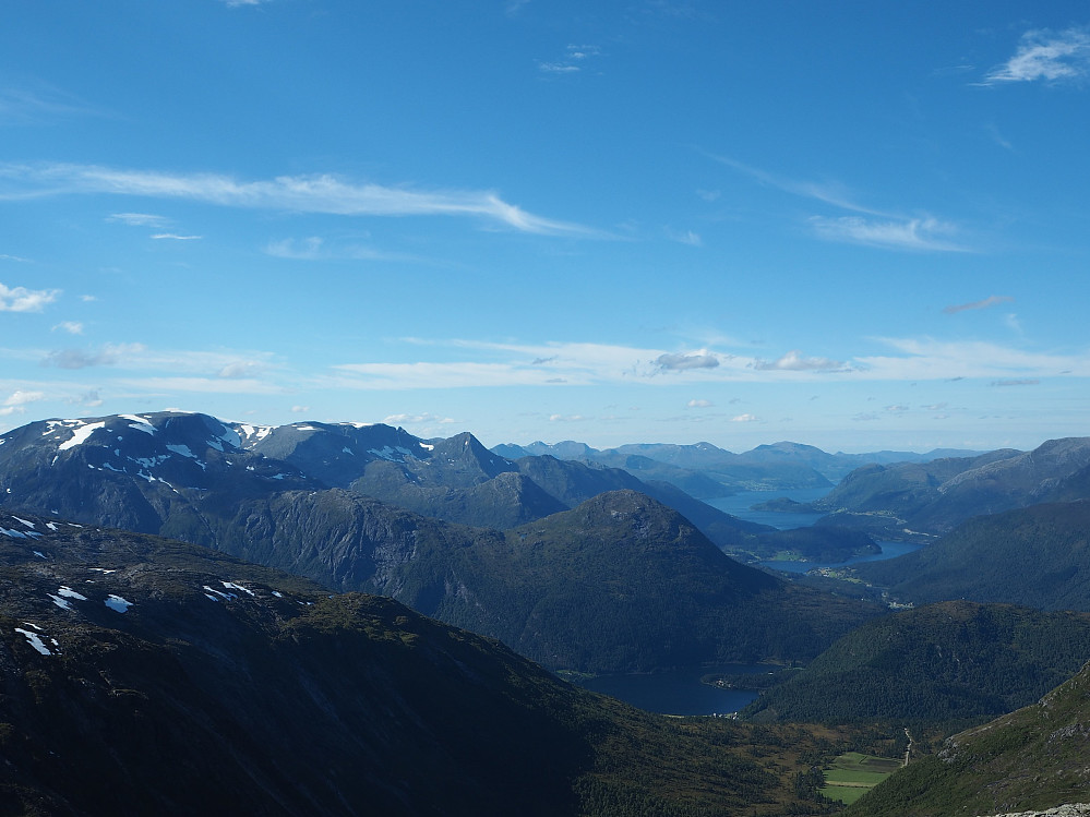 Mellom Høgenibba og Gjugra får ein god utsikt mot mange av dei flotte fjella i Volda. 