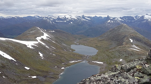 Fossevatnet og Terdalsvatnet. Mannefjellet til venstre og Røyrhusnibba til høgre. 