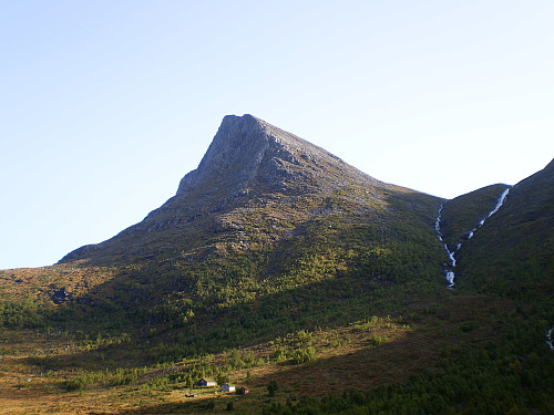 Aurstadsætra med Litledalshornet bak. 