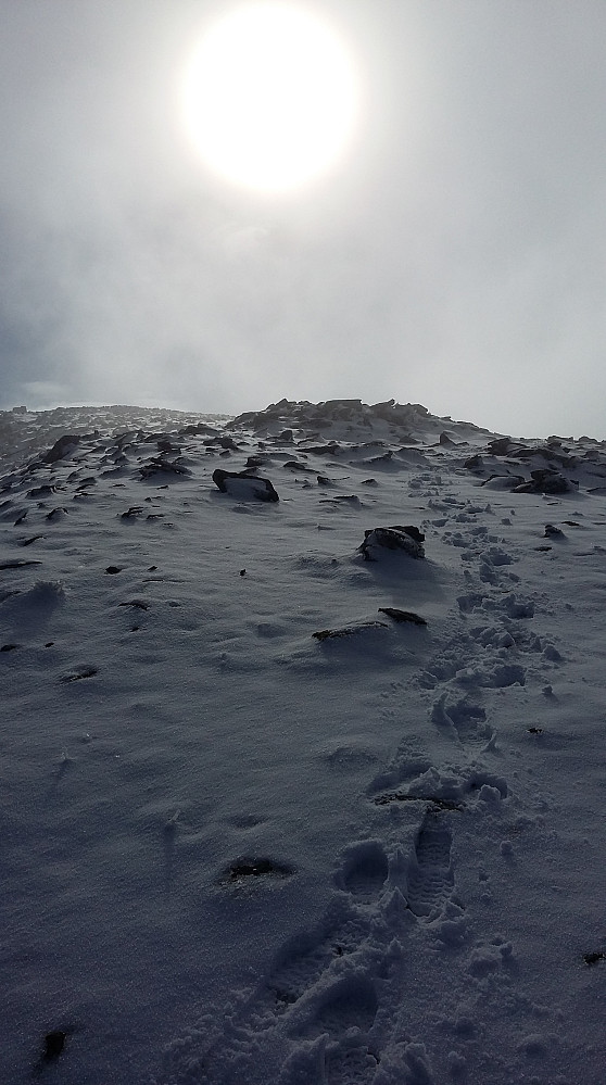 Veret skiftar fort på Sunnmøre... Dårleg med utsikt på toppen. Så snudde fort ned att.