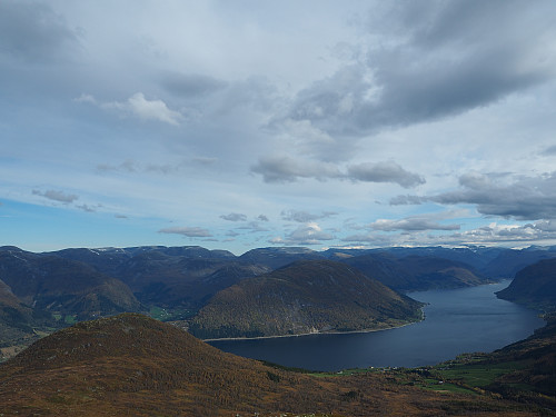 På veg til Sanddalsfjellet. Klauva til venstre og Jølstravatnet. 