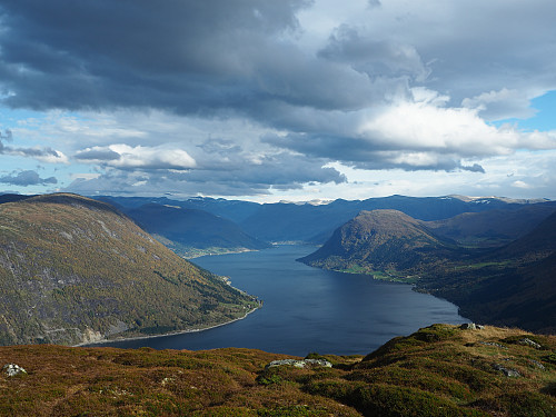 Frå Klauva, Orkja på høgre side av Jølstravatnet.