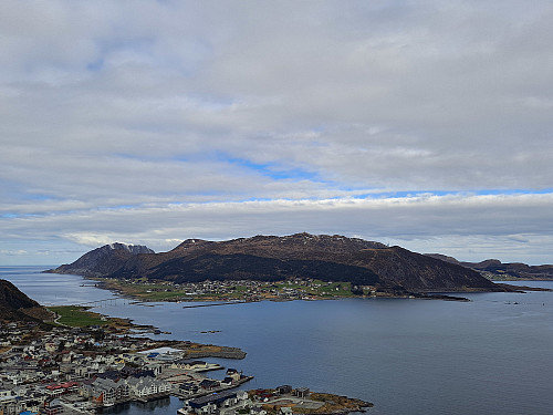 Fosnavåg og Nerlandsøya bak