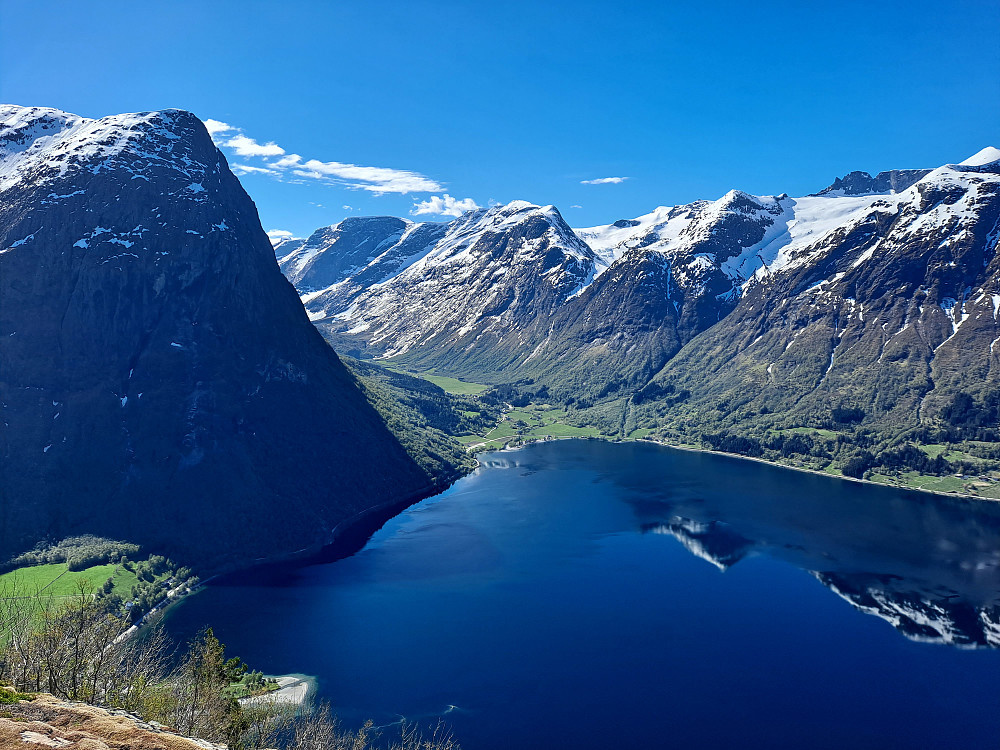Frå Glomnesnakkjen mot Hjellehyrna, Oppstrynsvatnet og Erdalen