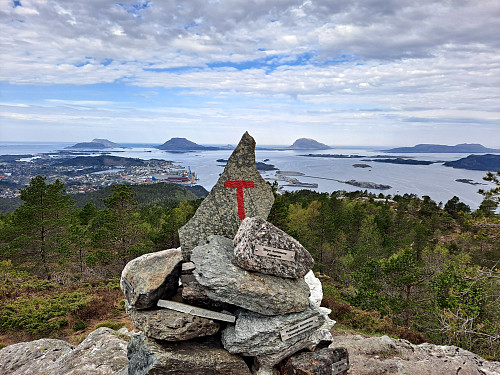 Oppturvarden med ein stein frå kvar kommune i Sogn og Fjordane. 