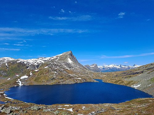 Skihellevatnet med Botnenibba bak