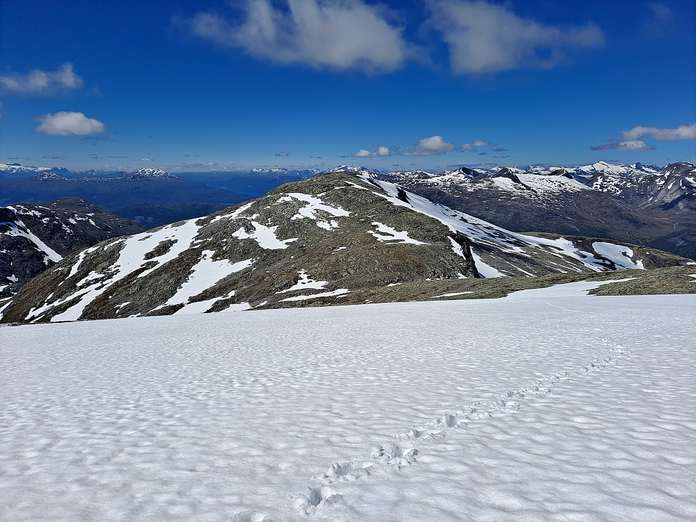 Ein del snø mot Dispahyrna, Sundshyrna bak