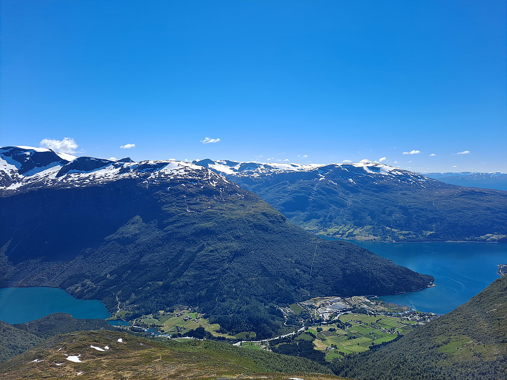 Godt med ein lang pause i lyngen før siste biten ned til Bjørnakjelda. Loen og Lohøgesætra til høgre