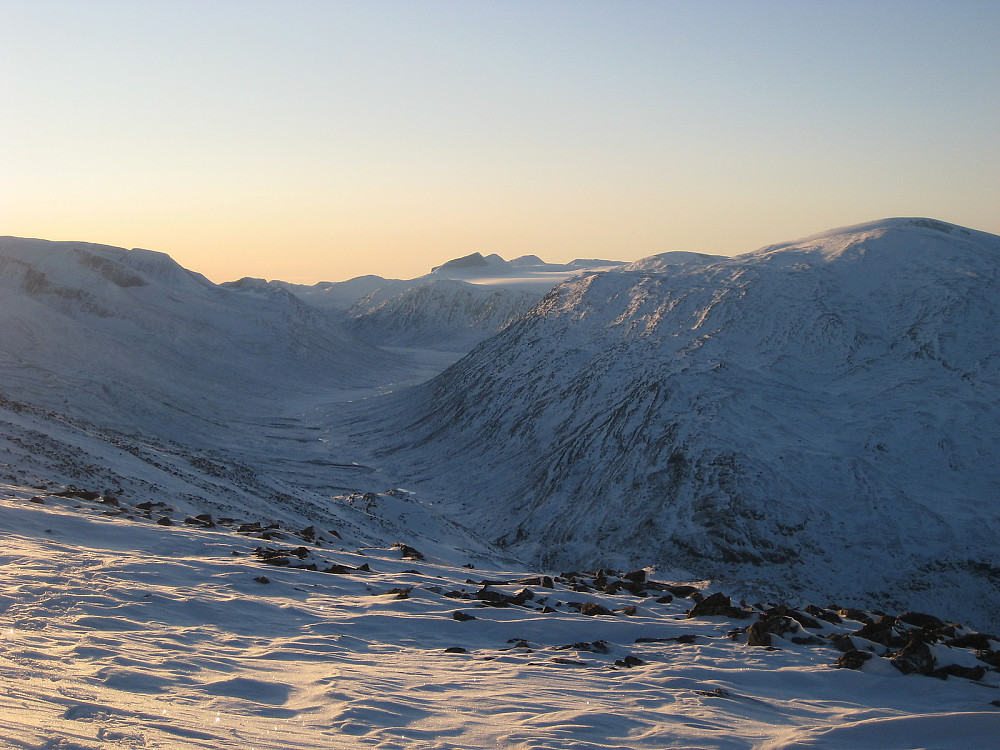 Lundadalen med Holåbreen midt i mot og Hestdalshøgde til høyre