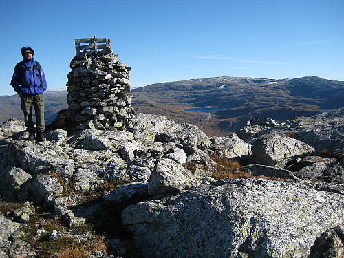 Helge Titland ved toppvarden. Utsikt mot Fagerdalsvatnet og Øykjafonn mot NØ.