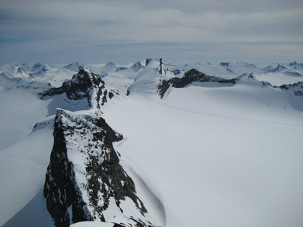 Fra toppen av St. Smørstabbtind mot Kniven, Sauen, Sokse, Storebjørn og Veslebjørn