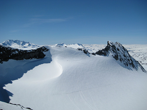 Veslebjørn Nord og Skeie 31.5.09 fra Bjørnungen. Hurrungane i bakgrunnen