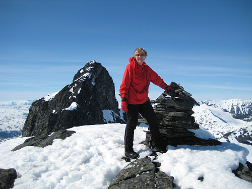 Astrid på dagens tredje topp - Kniven med St. Smørstabbtind i bakgrunnen