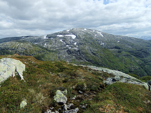 Utsikt mot Skorafjell og buføringsvegen (Høyfjellsvegen) mellom Ulvik og Slondalen