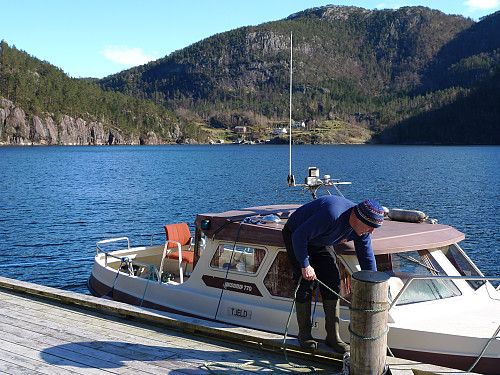 Malvin gjør klar båten innenfor Langeneset. Heimviki i bakgrunnen
