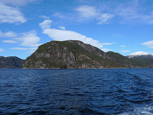 Verafjellet fra sør. Heimvika til høyre