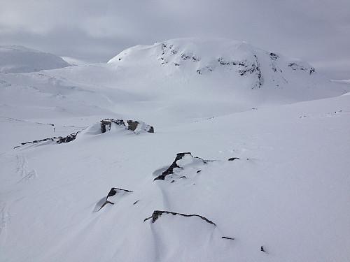 Murene etter Gravhalsen Fjellstue. Sauafjellet i bakgrunnen
