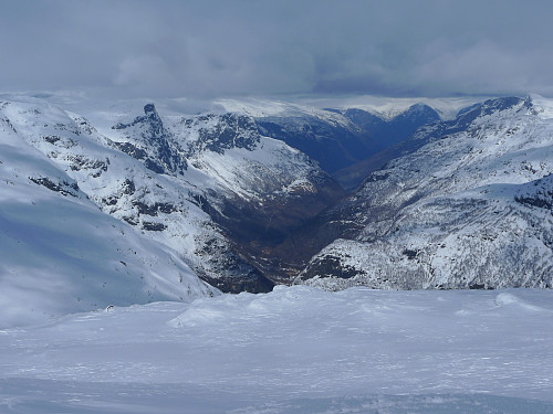 Ned mot Flåmsdalen