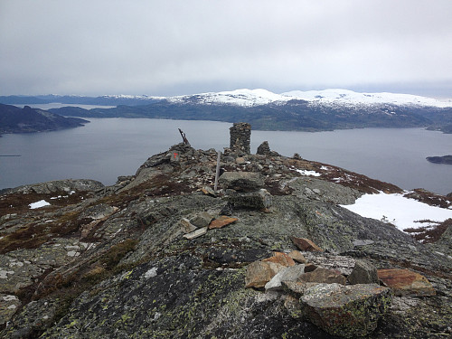 Varder var det nok av på Samlen! Utsikt vestover Hardangerfjorden