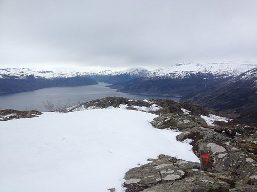 Innover Hardangerfjorden i NØ retning