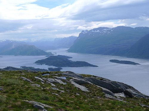 Innover/østover mot Gangsøya og Rugsundøya.  Hornelen i bakgrunnen til høyre