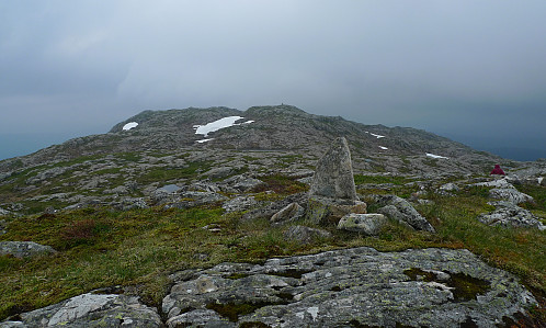 Første/nordligste varden på Husdalfjellet 734. Varden lenger sør skimtes i bakgrunnen