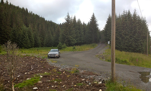 Parkering på skogsvei mellom Frotveit og Bontveit