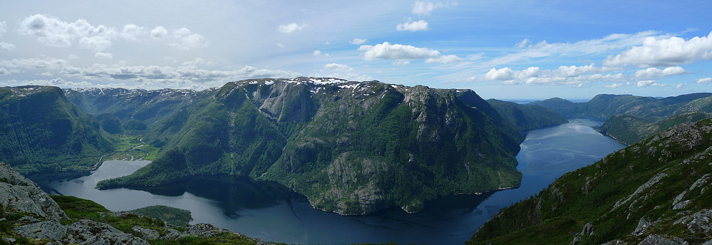 Panorama fra toppen. Haugsdal-bygden mot venstre, Masfjorden mot høyre. Vardefjellet 815 med Blåfjellet 816 midt i bildet