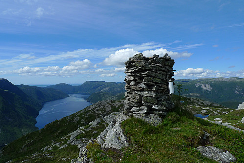 Flott utsikt vestover Masfjordenfjorden