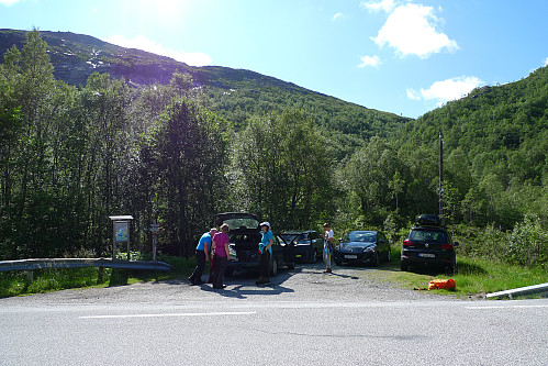 P-plassen i Lavikdalen med Laviksåta til venstre