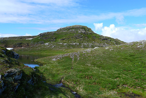 Nesten oppe! Håfjellsvatnet og toppen på Håfjellet