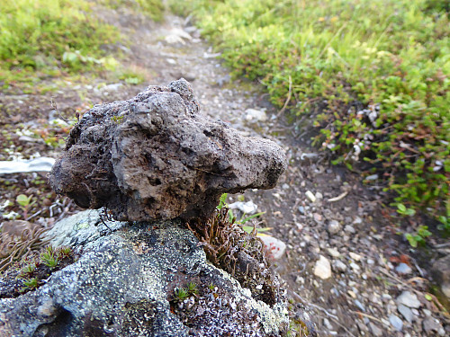 Slagg etter jernvinne langs stien. Foto: Helge Titland