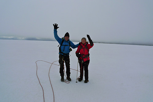 Astrid og Helge på Fresvikbreens høyeste punkt .....