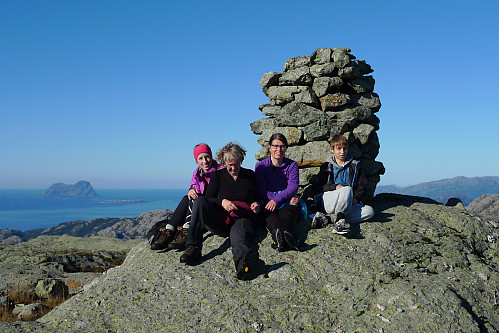 Synnøve, Astrid, Liv Synnøve og Ole Einar på Meinova. Alden (Norskehesten) i bakgrunnen