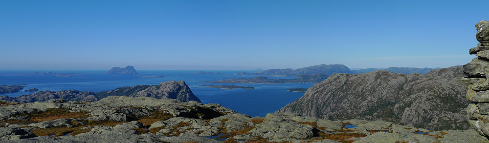 Fra Meinova. I bakgrunnen fra  venstre Værlandet, Alden, Tviberg, Kinnakloven, Lutelandet og Atløy