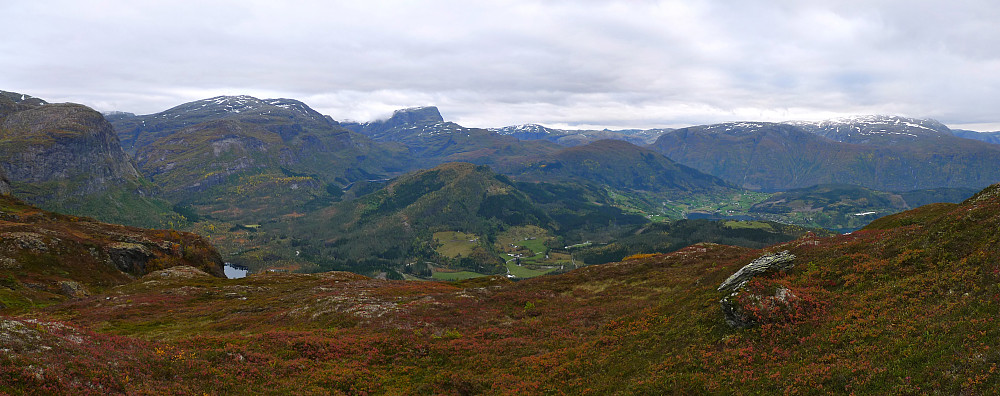 Panorama mot N-Ø. I bakgrunnen fra venstre Tyssedalen, Skorafjell 1583, Vassfjøra 1633, Osaskavlen (?) og Onen. I forrgrunnen Aurdal og Kongsberg 685
