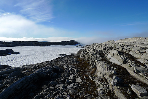 Flatt, steinete og goldt landskap på Blåfjellet